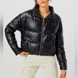 Hollister Women's Sleek Black Puffer Jacket